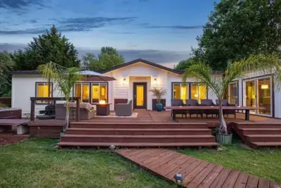 Image de Mint To Be - Modern Farmhouse-Style, Dog Friendly