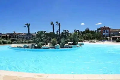 Image de Les Marines De Gassin, plage Ă pied et piscine lagon