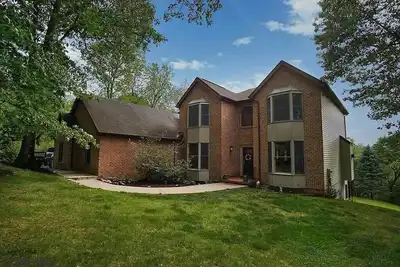 Image de Secluded 4 bedroom with hot tub minutes from campus