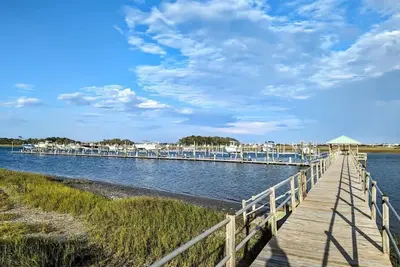 Image de Spacious home, 24' boat slip, waterfront community\n