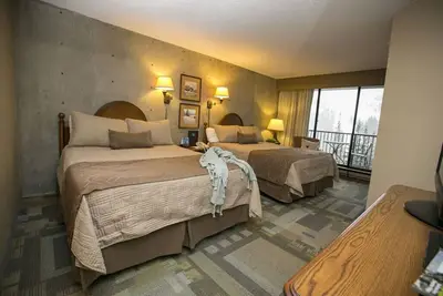 Image de Iron Blosam steps away from skiing/boarding! Unit 602 Avail Jan. 10-17, 2026