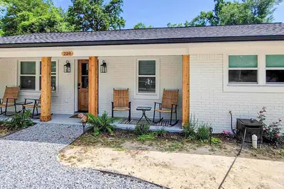 Image de Private, dog-friendly home - two blocks from beach