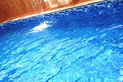 Image de Cozy House, With Large Pool and Waterfall
