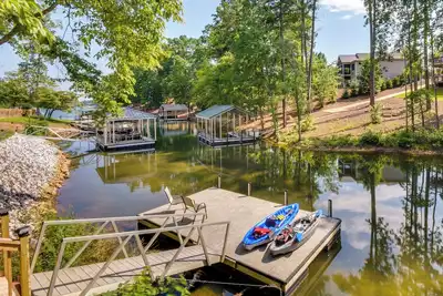 Image de South Carolina Retreat w/ Fireplace & Lake Access!