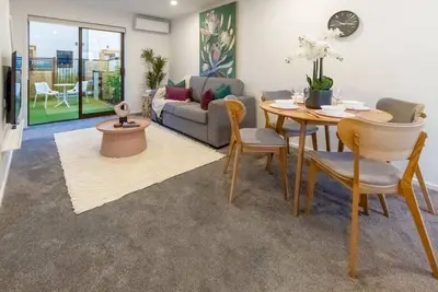 Image de Urban Elegance: 2 Bed, 2 Bath in the Cbd