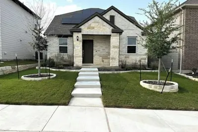 Image de Modern Hutto Home with Theater Room