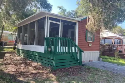 Image de For Fox Sake, Cabin by the Lake in Salt Springs, Fl.
