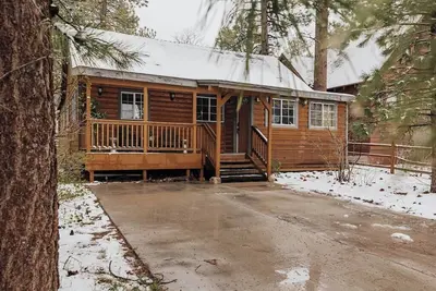 Image de Outdoor Hot Tub & Indoor Jacuzzi bathtub ❤️ Close to Village and Big Bear Lake\n