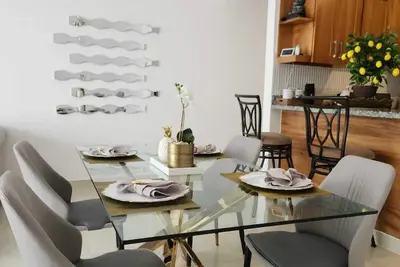Image de 10 minutes away from the Monument, Family side apartment with Pool. .