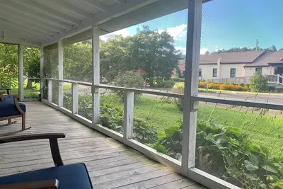 Image de Bumble Bee Cottage downtown historic Ellijay walk to dinner and much more