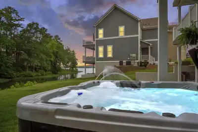 Image de Lakeside townhome w/ hot tub, fire pit & game room