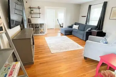 Image de Charming New England Colonial! ! !