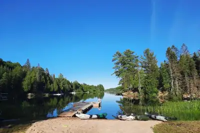 Image de Secluded waterfront get away.
