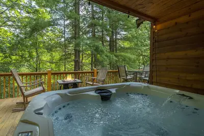 Image de Power, Water & WiFi! Hot Tub, FirePit, Fireplace, Games, Resort Access, Skiing!