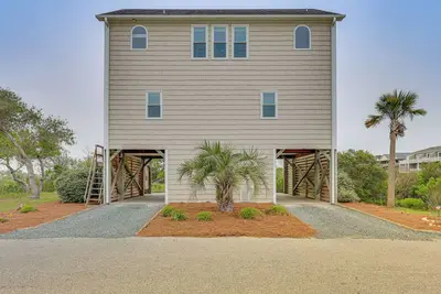 Image de Walk to Surf City Beach: Ocean-View Home w/ Decks!