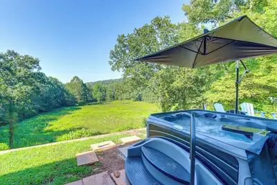Image de 12 acres, jacuzzi & ruisseau : havre spacieux à Ellijay