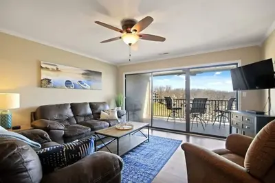 Image de Relaxing Lakefront Condo with great views