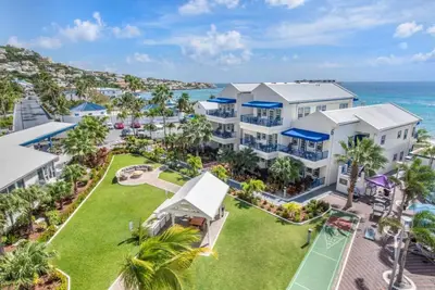 St. Maarten Beachfront Hideaway! Swimming Pool, Full Kitchen, Free Parking!