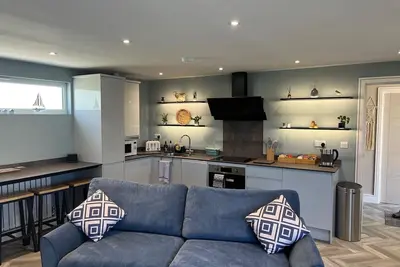Image de Secure, Detached bungalow overlooking Weston-super-Mare, the Severn and Wales