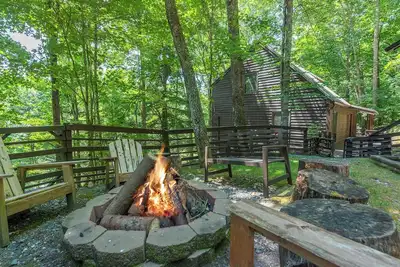 Image de Power, Water & WiFi! Hot Tub+Fire Pit, Fireplace, Resort Access, Skiing, Grill!