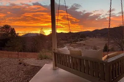 Image de Crooked Pine Farmhouse - incredible views and walk to downtown Historic District