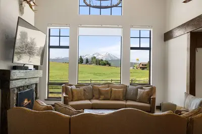 Image de Green Meadow Vista | Sleeps 16, Hot Tub, A/C