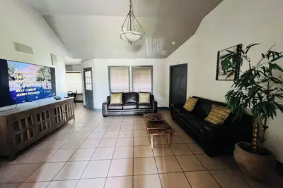 Image de Spacious Family size home 10 to 15 minutes drive to everywhere in the city