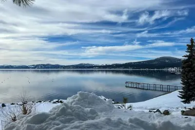 Image de Open for 2025 Ski Lease Season! Comfy Queen sized lake front! Private Beach!