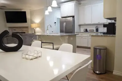 Image de The Cosmopolitan Edmond: Modern & Stylish New Home