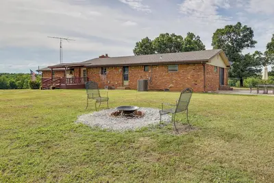 Image de 9 Mi to Grove: Home w/ Fire Pit in Southwest City