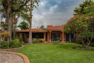 Image de Casita on 1/2 acre of flora beauty. Two arms, , wifi, access to kitchen and Tv\n