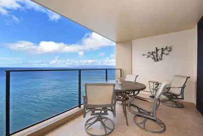 Image de Deluxe 1 Bedroom Oceanfront Condo - Mahana 1217