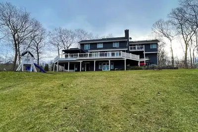 Image de Beautiful/Relaxing Lakehouse-Sleeps 8-Large Deck with Furniture-Family Friendly\n