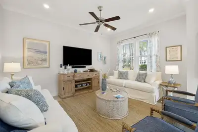 Image de Coastal Hip-Nautic - Pet Friendly, Golf Cart, Bikes, 2 Doors to Pool, 2 Pools