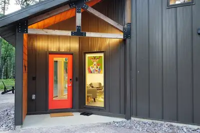 Image de Deer Cabin @ Orange Tractor Retreat: a new, 3br modern cabin on 40 private acres