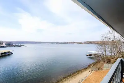 Image de Lakefront Condo with breathtaking views of the lake! Boat Slip Available