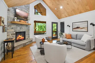 Image de Modern Spring Escape - Luxe -King Beds - Hot tub - Blue Ridge