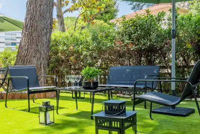 Image de Rare! Rez-de-jardin 10 minutes à pied du centre