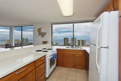 Image de 2 Bedroom 2 Bath Penthouse Sleeps 7 in Waikiki -  Ph102