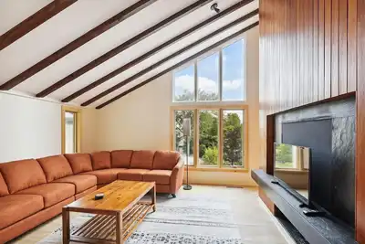 Image de The Mercer House: 4 br w/ a/c, walkable Village location! Cady Hill Bike trails!