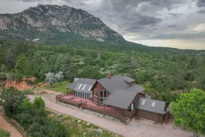 Image de 4br 4ba multi-family with multiple outdoor & indoor living spaces, hot tub, Bbq.