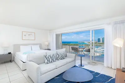 Image de Ilikai Hotel, Beautiful Yacht Harbor & Ocean View. Sunsets every night!