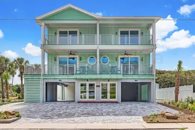 Image de Dog Friendly! 7 bedrooms 7 full bathrooms and 2 half baths plus 3 kitchens! Sleeps 21 people!