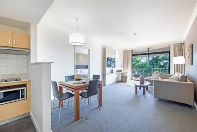 Image de Idyllic Waterfront Pool Escape with Esplanade View