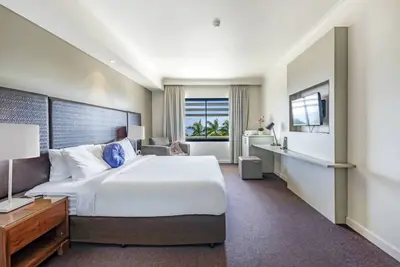 Image de Sleek Seaside Living Exceptional Esplanade Locale
