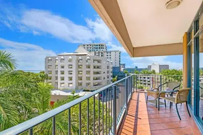 Image de Sweeping Harbourfront Views atop Tropical Resort