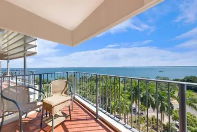 Image de Sun drenched and Scenic with Sprawling Water Views