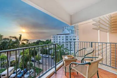 Image de Exclusive Harbourfront Two Adjacent Stays w Pool