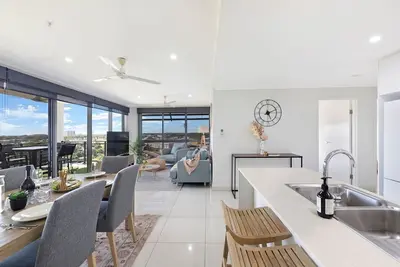 Image de Opal of Darwin Breezy Living Atop Blue Horizons