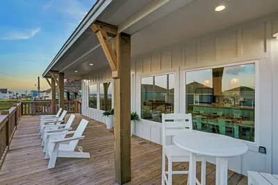 Image de 2 King Beds, 3rd Row Beach Views, Outdoor Tv, Fire Pit, PacMan, Snow Cones!